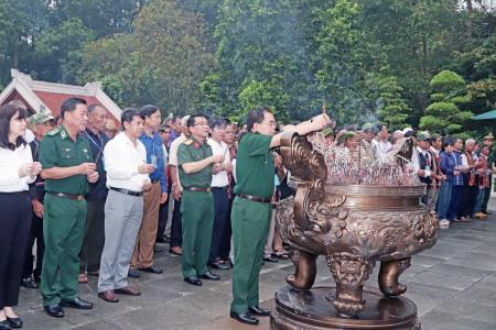 Đoàn đại biểu người có uy tín tiêu biểu tham quan Khu Di tích Chủ tịch Hồ Chí Minh