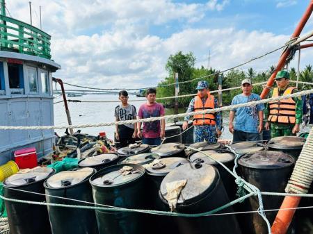 Nỗ lực ngăn chặn buôn lậu xăng dầu trái phép trên vùng biển Tây Nam