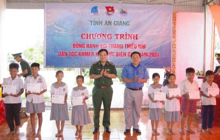 Đồng hành với thanh, thiếu nhi dân tộc Khmer ở khu vực biên giới tỉnh An Giang