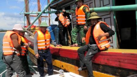 Quảng Bình: Tiếp nhận 4 thuyền viên tàu cá QB 92657TS bị chìm trên biển