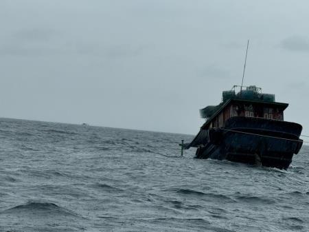 Đồn Biên phòng Cô Tô cứu nạn tàu cá và 3 thuyền viên gặp nạn trên biển
