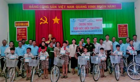 Chăm lo cho học sinh nghèo khu vực biên giới An Giang và Quảng Nam
