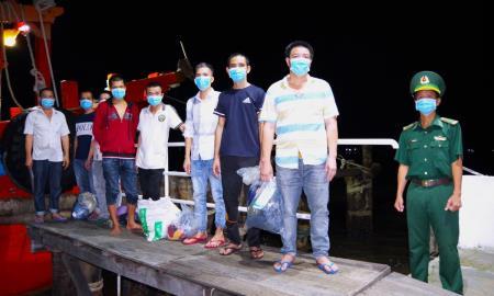 Đồn Biên phòng Sông Đốc tiếp nhận 11 thuyền viên bị lực lượng chức năng Campuchia bắt giữ trả về
