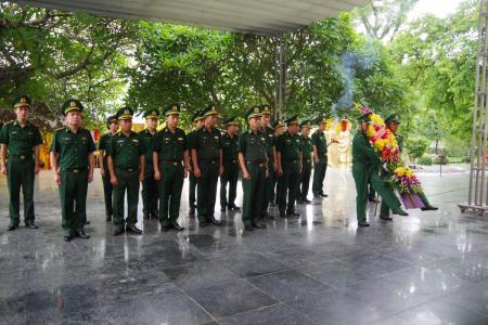 Đoàn công tác Bộ Tư lệnh BĐBP dâng hương tưởng niệm các anh hùng liệt sĩ tại chiến trường Điện Biên Phủ và Nghĩa trang liệt sĩ A1