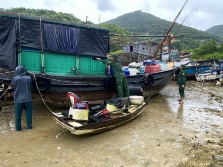 Bão số 2 suy yếu trên vùng biển Quảng Ninh - Hải Phòng, 2 tàu nhỏ bị chìm