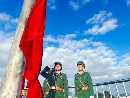 Treo cờ rủ tại cột cờ quốc gia Lũng Cú tưởng nhớ Tổng Bí thư Nguyễn Phú Trọng
