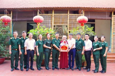 Học viện Biên phòng thăm, tặng quà Mẹ Việt Nam Anh hùng