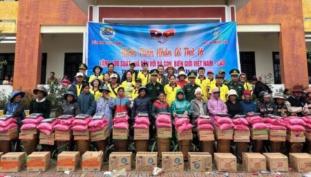 Đồn Biên phòng Ga Ry trao tặng 400 suất quà cho nhân dân hai bên biên giới Việt Nam - Lào