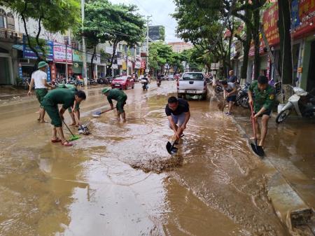 Bộ đội dầm mưa giúp dân chống lũ