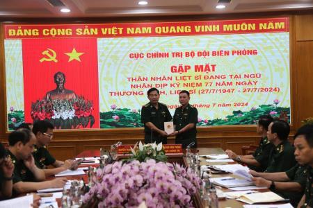 Gặp mặt, tặng quà nhân dịp kỷ niệm 77 năm Ngày Thương binh - Liệt sĩ