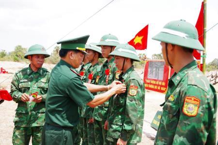 Người chỉ huy miệng nói, tay làm