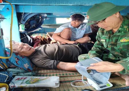 BĐBP Quảng Bình tiếp nhận và chuyển viện cấp cứu kịp thời 1 ngư dân bị tai biến trên biển