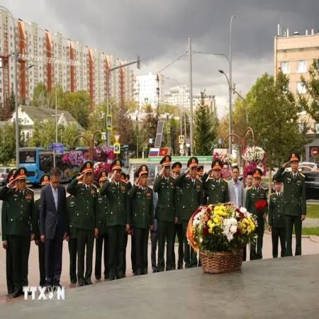 Đại tướng Phan Văn Giang dâng hoa tại Tượng đài Chủ tịch Hồ Chí Minh, thăm Đại sứ quán Việt Nam tại Liên bang Nga