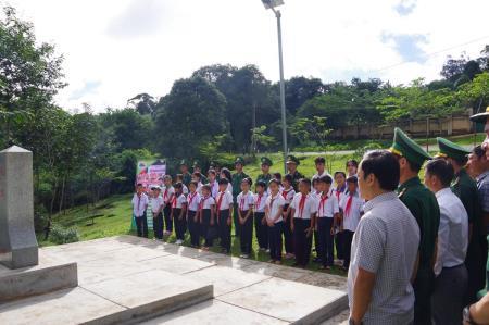 Tuyên dương các học sinh có hoàn cảnh khó khăn học giỏi khu vực biên giới Việt Nam-Campuchia