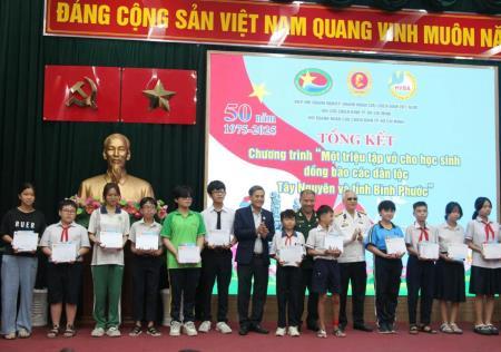 Tổng kết chương trình Một triệu tập vở cho học sinh đồng bào các dân tộc Tây Nguyên và tỉnh Bình Phước