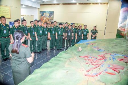 Sĩ quan Biên phòng trẻ Việt Nam-Lào tham quan Bảo tàng truyền thống liên minh chiến đấu Lào-Việt Nam