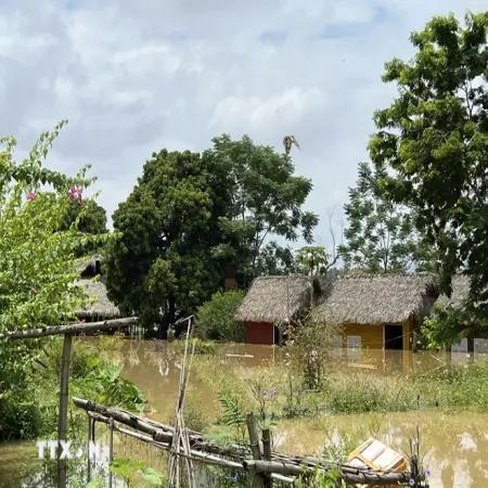 Cao Bằng: Mưa lớn kéo dài, nước tràn vào nhà dân làm xáo trộn cuộc sống