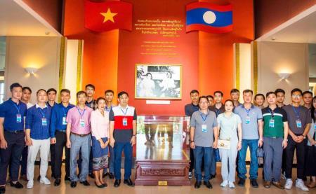 Đoàn sĩ quan trẻ Biên phòng hai nước Việt Nam - Lào tham quan, dâng hương tại Khu lưu niệm Chủ tịch Hồ Chí Minh tại Lào