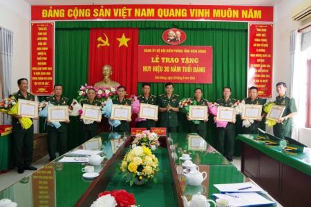 BĐBP Kiên Giang: Trao huy hiệu 30 năm tuổi Đảng cho 11 đảng viên