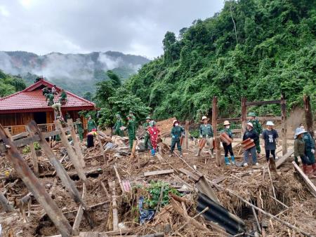 Chung tay giúp nhân dân khắc phục hậu quả mưa lũ