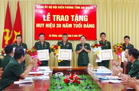 Trao tặng Huy hiệu 30 năm tuổi Đảng cho 6 đảng viên thuộc Đảng bộ BĐBP An Giang