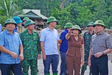 Phó thủ tướng Chính phủ Trần Lưu Quang thăm, tặng quà đồng bào vùng lũ Điện Biên