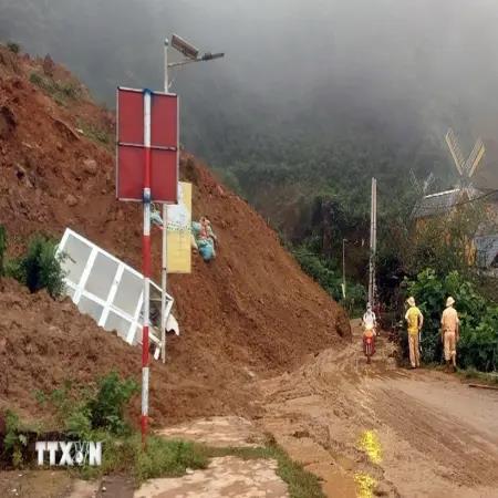 Sơn La: Sạt lở đất khiến 1 cháu nhỏ tử vong, giao thông ách tắc cục bộ