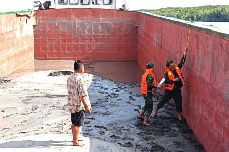 Đồn Biên phòng Thạnh An bắt giữ sà lan chở cát không có hóa đơn chứng từ