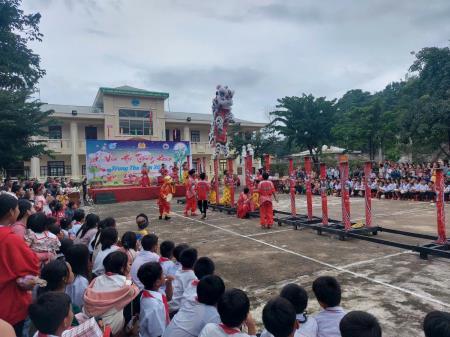 Các em thiếu nhi trên khắp nẻo biên cương vui đón Trung thu sớm