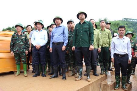 Đồng chí Trần Cẩm Tú kiểm tra công tác cứu nạn, cứu hộ tại Làng Nủ, huyện Bảo Yên, tỉnh Lào Cai