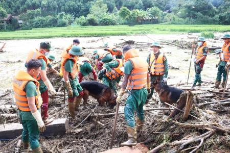 Đội chó nghiệp vụ BĐBP tham gia tìm kiếm cứu nạn trong trận lũ quét tại huyện Bảo Yên, tỉnh Lào Cai