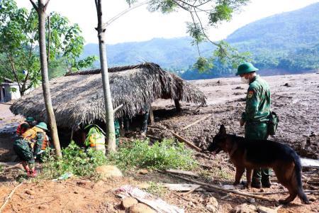 Đội chó nghiệp vụ BĐBP tiếp tục phát hiện thêm thi thể nạn nhân tại Làng Nủ