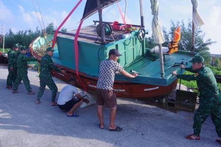 Sát cánh cùng người dân trong bão lũ