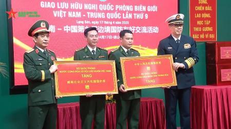 Bộ trưởng Bộ Quốc phòng Việt Nam và Trung Quốc thăm Đồn Biên phòng cửa khẩu quốc tế Hữu Nghị