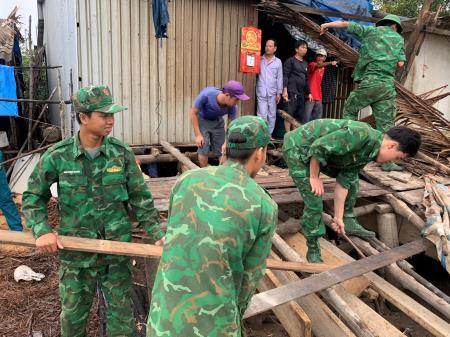 Cà Mau: Các đồn Biên phòng giúp nhân dân khắc phục hậu quả sạt lở đất