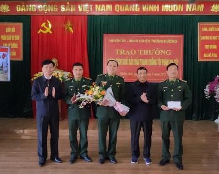 Trao thưởng thành tích xuất sắc trong đấu tranh chống tội phạm ma túy