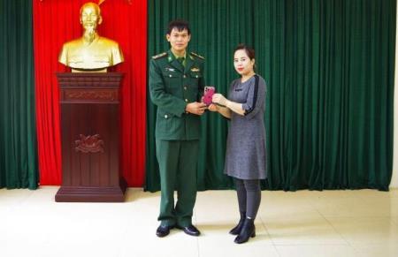 Cán bộ Biên phòng nhặt được vật rơi, trải lại người mất