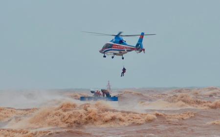 Thủ tướng khen ngợi các lực lượng cứu hộ thuyền viên