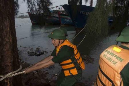 Khắc phục thiệt hại bão số 12 chưa xong đã lo ứng phó với bão Vamco