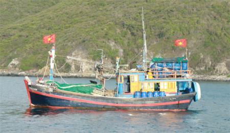 Tàu cá hợp sức tác chiến trên biển
