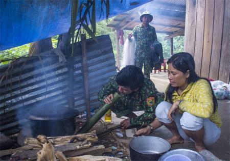 Tình người trong những ngày mưa bão
