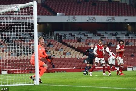 Arsenal thua đậm, Messi phá kỷ lục của Pele