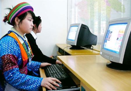 Nói nhỏ, rỉ tai - trò ném đá giấu tay