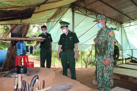 BĐBP Đắk Lắk đưa 1,5 tấn nhu yếu phẩm, vật tư y tế lên các chốt phòng, chống dịch Covid-19