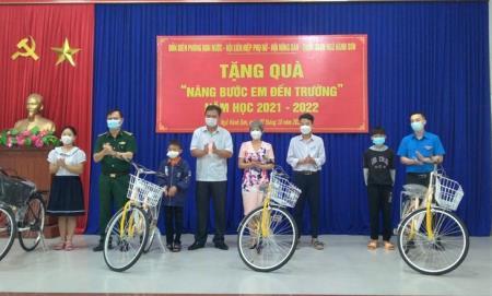 Đà Nẵng: Tặng quà cho học sinh có hoàn cảnh khó khăn trên khu vực biên giới biển