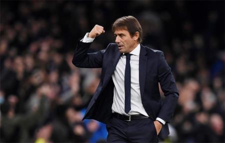 Huấn luyện viên Conte có chiến thắng đầu cùng Tottenham ở trận cầu có 3 thẻ đỏ