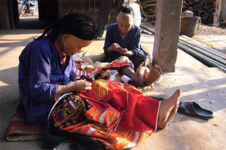 Phụ nữ Pà Thẻn miệt mài bên khung cửi