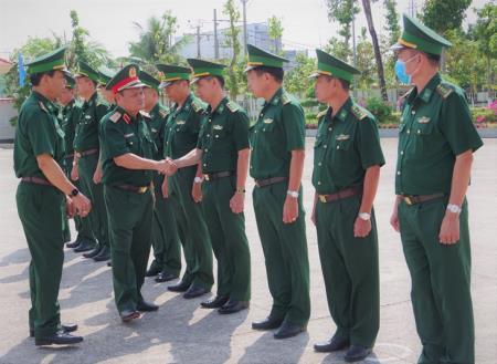 Thượng tướng Nguyễn Phương Nam kiểm tra, chúc Tết BĐBP Cà Mau