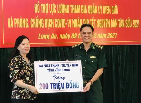 Tặng quà hỗ trợ lực lượng tham gia quản lý biên giới và phòng, chống dịch Covid-19