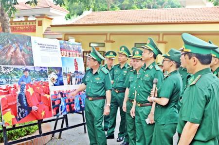 Trưng bày ảnh nghệ thuật Tự hào một dải biên cương tại Bộ Tư lệnh BĐBP